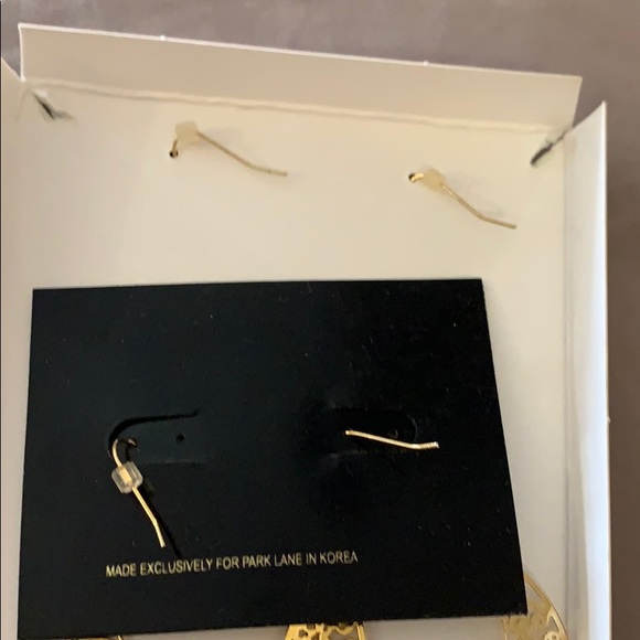 Gold hoop and dangle earrings - Picture 4 of 4